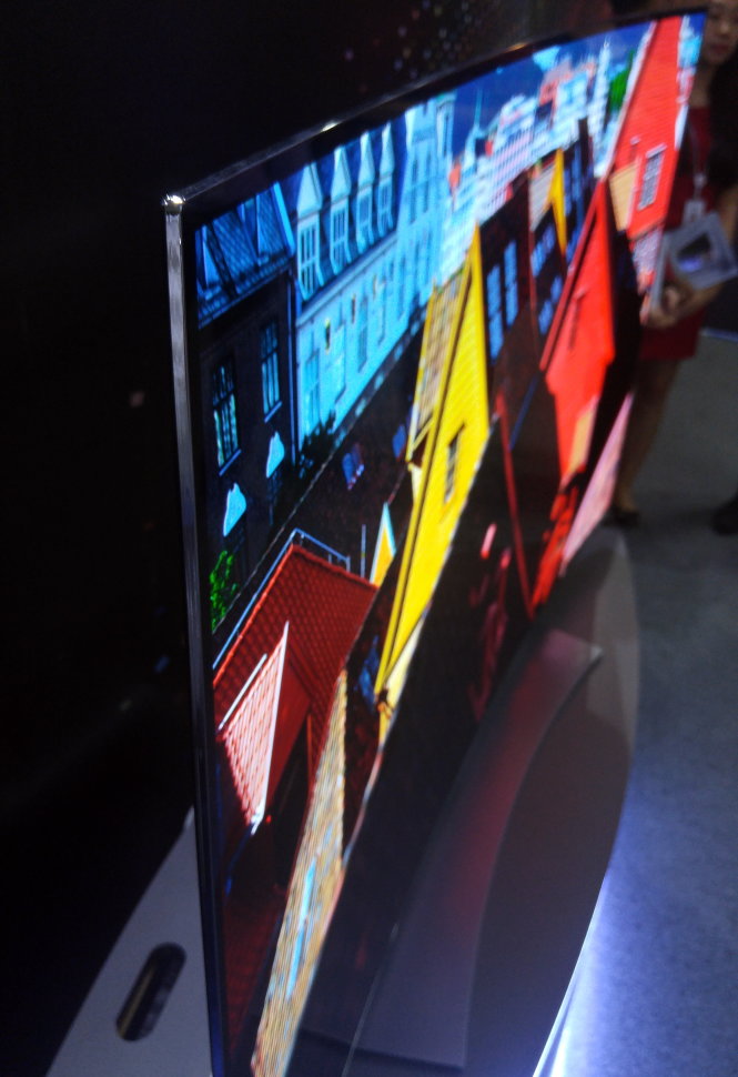 Tivi 4K OLED màn hình cong mới của LG có độ mỏng 4,3mm - Ảnh: Phong Vân