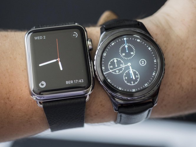 Đồng hồ thông minh (smartwatch) Apple Watch (trái) và Samsung Gear S2 - Ảnh: Android Central
