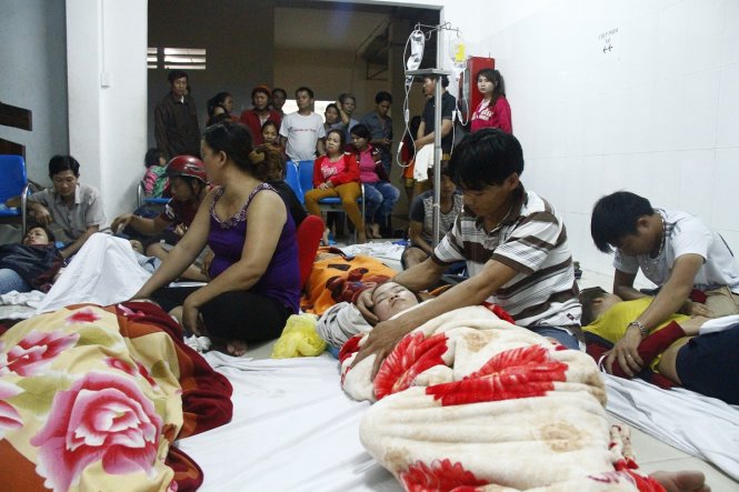 Các công nhân được theo dõi tại Bệnh viện đa khoa tỉnh Bình Dương - Ảnh: Xuân An