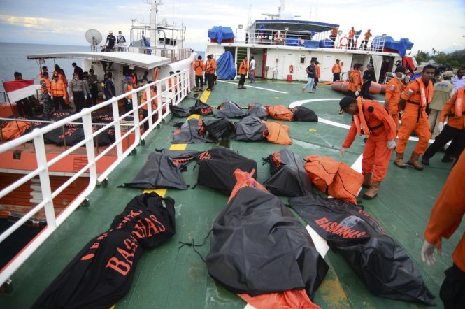 Đã vớt được thêm 40 thi thể trong vụ đắm tàu ở miền trung Indonesia - Ảnh: AP