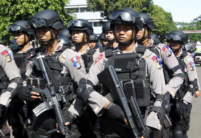 Cảnh sát chống khủng bố Indonesia tuần tra ở Jakarta - Ảnh: Reuters
