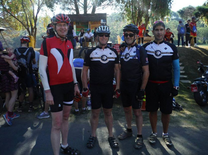 Mark cùng đồng đội tham gia giải đua xe đạp. Ảnh: NVCC