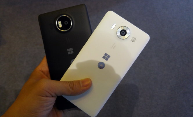 Microsoft Lumia 950 XL hai màu trắng và đen - Ảnh: T.Trực