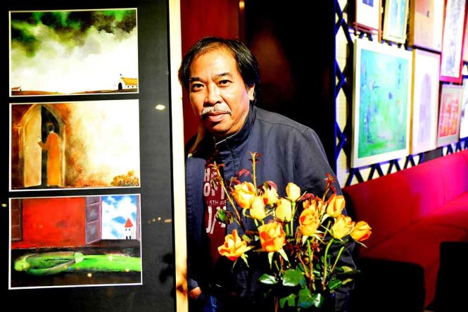 Nhà thơ Nguyễn Quang Thiều bên tác phẩm của mình