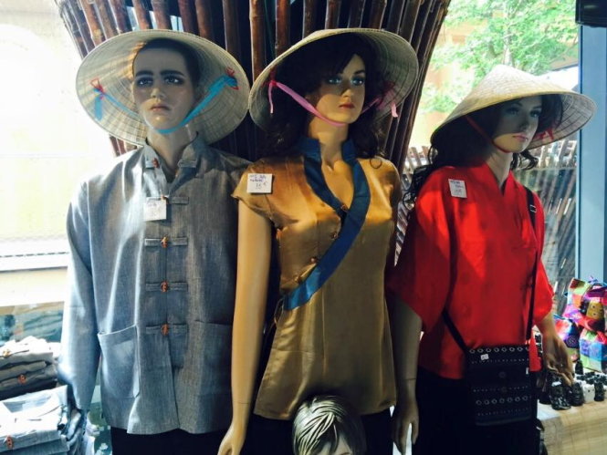 Trong báo cáo gửi Bộ VHTTDL, Nhà VN tại EXPO 2015 đã thừa nhận có bày biện một số sản phẩm ảnh hưởng từ thời trang Trung Quốc và đã thu hồi toàn bộ - Ảnh: Nguyễn Thị Kiều Oanh