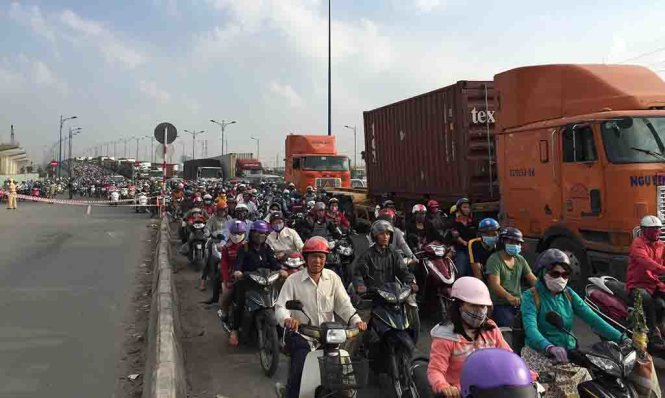 Nhiều phương tiện ùn ứ trên Xa lộ Hà Nội - Ảnh: Ngọc Khải