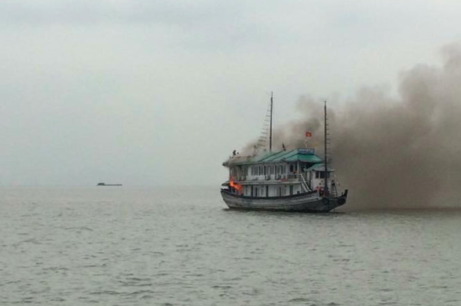 Tàu Hoa Phượng 02 bốc cháy trên vịnh Hạ Long - Ảnh do thuyền viên tàu chụp