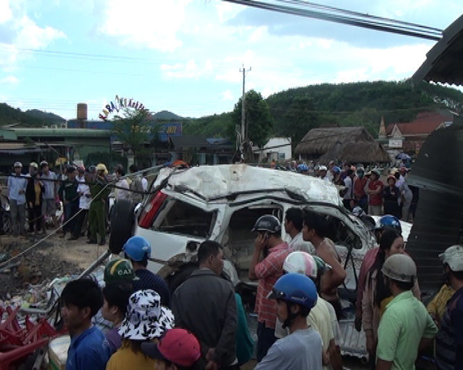 Hiện trường vụ tai nạn làm 3 người chết, 4 người bị thương ngày 31-10-2015 trên quốc lộ 14, đoạn qua khu phố Đức Thọ, thị trấn Đức Phong, huyện Bù Đăng, Bình Phước - Ảnh: Nhất Nguyên