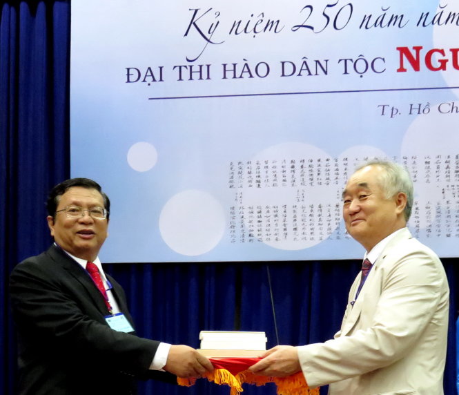 Tại phiên khai mạc Hội thảo, GS. TS. Ahn Kyong Hwan (phải) tặng bản Truyện Kiều và một số tác phẩm văn học Việt Nam khác do ông dịch ra tiếng Hàn cho Trường Đại học KHXH&NV, PGS. TS. Võ Văn Sen đại diện lên nhận - Ảnh: L.Điền