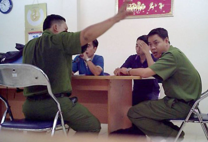 Trung úy Lê Thanh Bình (trái) và thiếu úy Nguyễn Huy Khang đến “làm việc” với ông T. và nhân viên tại phòng làm việc của công ty trưa 25-11 - Ảnh: nhóm PV CT - XH