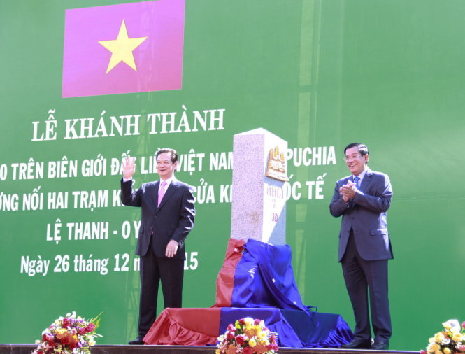 Thủ tướng Nguyễn Tấn Dũng và Thủ tướng Campuchia Hunsen làm thủ tục khánh thành cột mốc biên giới số 30 - Ảnh: B.D