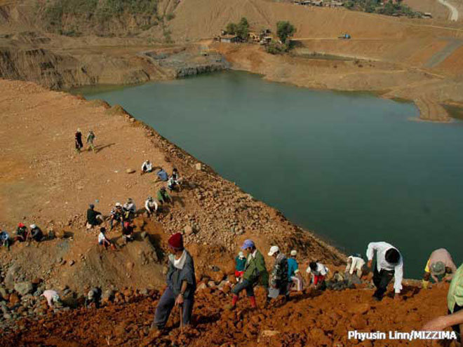 Công nhân tại mỏ khai thác ngọc bích ở Hpakant, bang Kachin - Ảnh: Mizzima