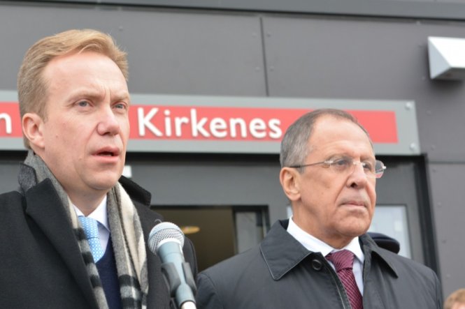 Ngoại trưởng Na Uy Børge Brende (trái) gặp ngoại trưởng Nga Sergey Lavrov tại Kirkenes hồi tháng 10-2014 - Ảnh: Thebarentsobserver