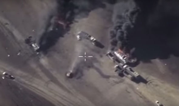 Ảnh cắt ra từ video máy bay Nga không kích IS - Ảnh: Express