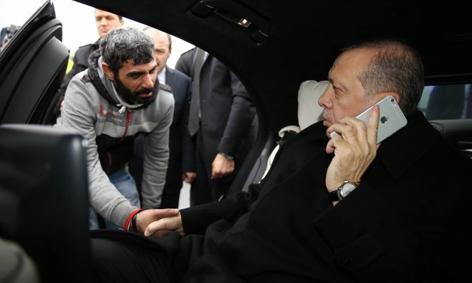 Tổng thống Recep Tayyip Erdoğan gọi điện nhờ chính quyền can thiệp hỗ trợ người đàn ông tuyệt vọng có ý định tự tử trên cầu Bosphorus - Ảnh: AP