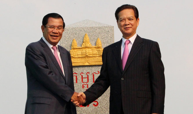 Thủ tướngNguyễn Tấn Dũng và Thủ tướng Chính phủ Hoàng gia Campuchia Samdec Hun Sen đến dự lễ khánh thành cột mốc biên giới 275 - Ảnh Đ. VỊNH