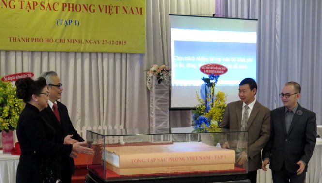 Hai tác giả Lý Thị Mai và Nguyễn Khắc Thuần (trái) tặng quyển sách độc bản cho ông Nguyễn Văn Đoàn (thứ hai bên phải) - đại diện Bảo tàng Lịch Sử Quốc gia - Ảnh: L.Điền