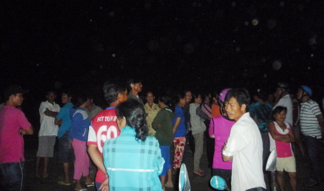 Người dân tập trung chặn xe chở rác trong đêm 26-12 - Ảnh: Phan Tuyết