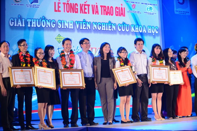Các thí sinh đoạt giải nhất và đặc biệt giải thưởng sinh viên nghiên cứu khoa học - EURÉKA trong lễ trao giải tối 27-12 - Ảnh: Quang Định
