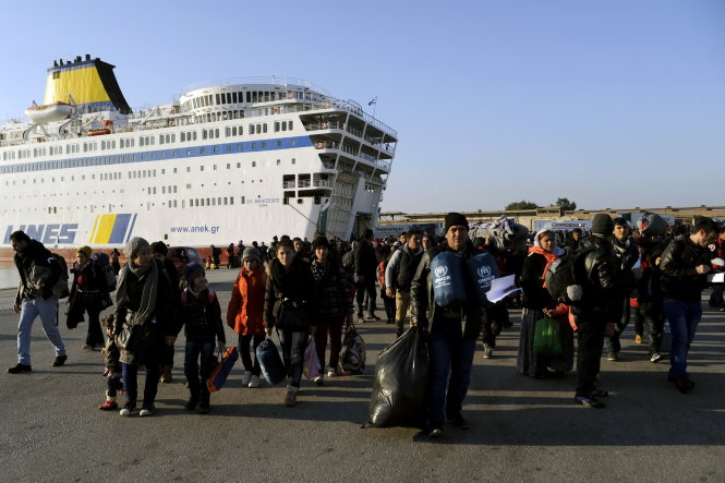 Người di cư và tị nạn Trung Đông đến đảo Lesbos ở Hi Lạp - Ảnh: Reuters