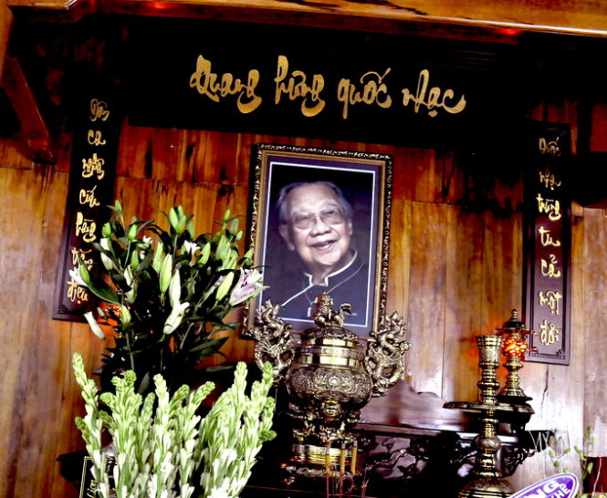 Nếu bạn đam mê âm nhạc dân tộc Việt Nam, bạn nhất định sẽ không thể bỏ qua ảnh của Trần Văn Khê - một nhà nghiên cứu âm nhạc đã góp phần quan trọng trong việc bảo tồn và phát triển âm nhạc truyền thống của dân tộc. Hãy đến và cảm nhận những hình ảnh tuyệt đẹp về ông ấy.