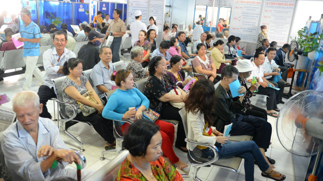 Rất đông người dân chờ khám bệnh tại bệnh viện Q.Bình Thạnh, TP.HCM - Ảnh: Hữu Khoa