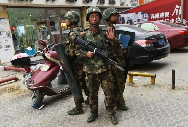 An ninh Trung Quốc tuần tra tại Hotan, Tân Cương - Ảnh: AFP