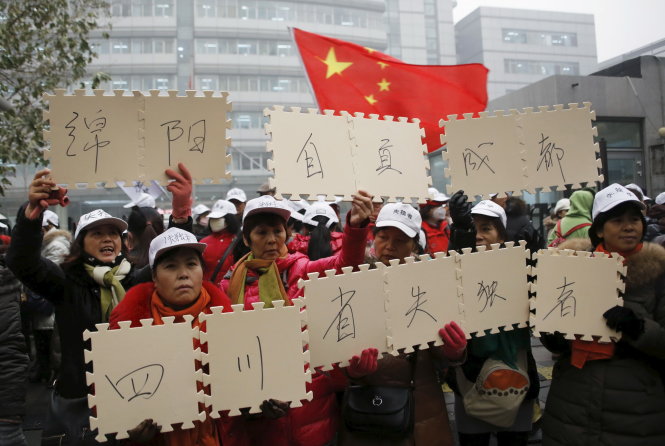 Các bậc cha mẹ có một con duy nhất qua đời sớm biểu tình ở Bắc Kinh ngày 1-12 đòi chính phủ bồi thường - Ảnh: Reuters