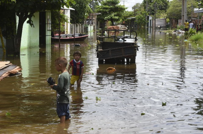 Cảnh ngập lụt ở thị trấn Falcon, gần biên giới Paragoay - Argentina - Ảnh: AFP