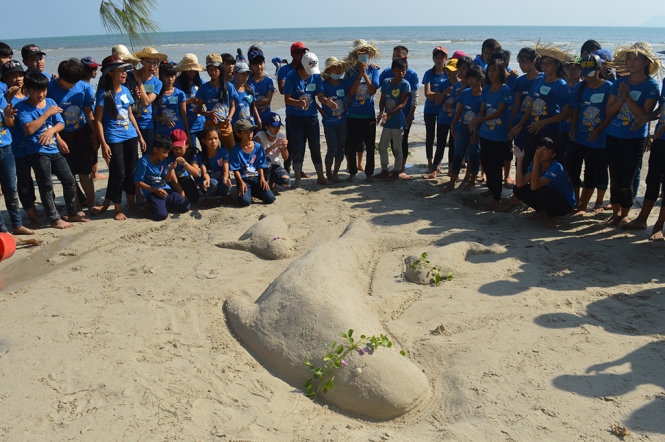 Mô hình 3 mẹ con Dugong trên cát của một CLB Bảo tồn biển - Ảnh: Hoàng Trung