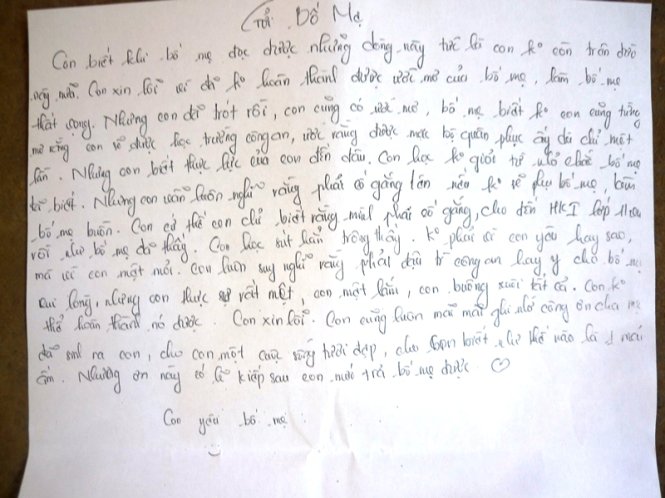 Hai bức thư Tr. viết gửi bố mẹ được tìm thấy trong ba lô tại hiện trường - Ảnh: Hoài Thương