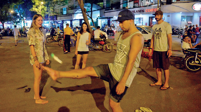 Gần nửa đêm, nhiều người vẫn say sưa quần thảo bóng đá trên sân Chảo Lửa, Q.Tân Bình