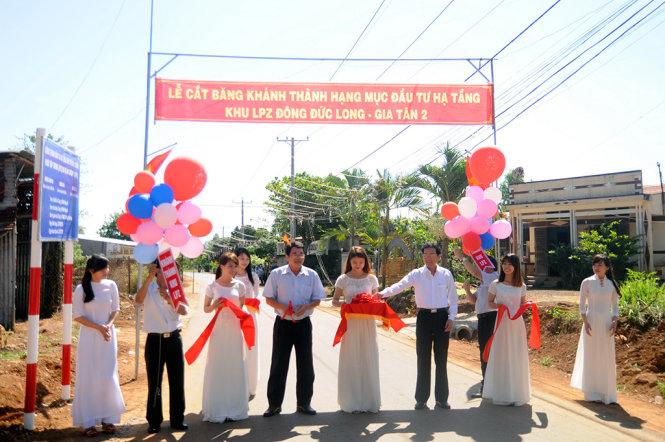 Các đại biểu cắt băng khánh thành công trình xây dựng hạ tầng Khu thí điểm chăn nuôi tập trung đầu tiên cả nước - Ảnh: A Lộc