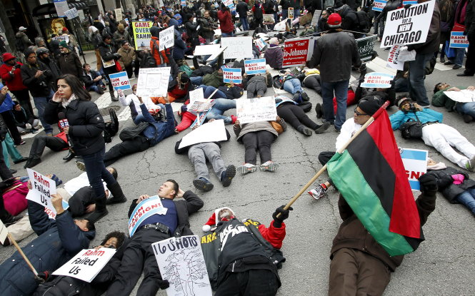 Người dân Chicago nằm ra đất biểu tình phản đối cảnh sát hôm 26-12 - Ảnh: Reuters