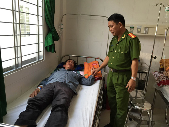 Đại tá Phạm Văn Toàn thăm hỏi  đối với anh Tính - Ảnh: Văn Thỉnh