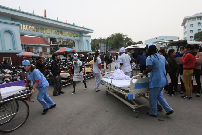 Nhiều bệnh nhân tại bệnh viện hữu nghị Việt-Tiệp được đưa sang bệnh viện khác vì quá tải - Ảnh: Tiến Thắng