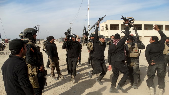 Các  binh sĩ Iraq ăn mừng sau khi giành lại Ramadi - Ảnh: Reuters