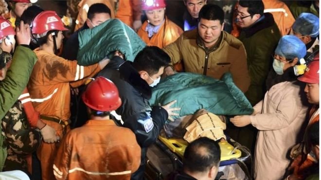 Một số thợ mỏ được cứu sống, một người đã thiệt mạng trong vụ sập mỏ thạch cao ở tỉnh Sơn Đông, Trung Quốc - Ảnh: AP