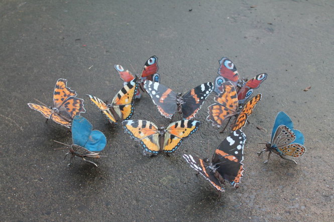 Bầy bươm bướm làm từ kim loại tái chế - Ảnh: BoredPanda
