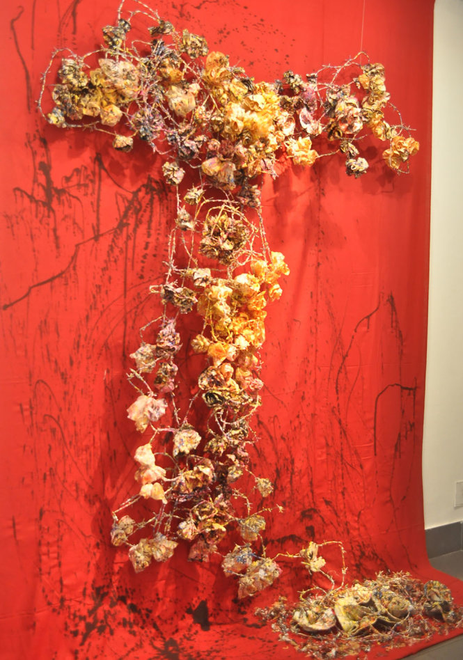 Tác phẩm “Đức tin” bằng chất liệu dây thép gai, gốm, vải, màu nước của tác giả Trần Thị Thu