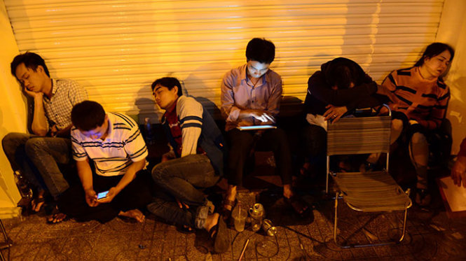 Sự mệt mỏi của rất nhiều người dân ngồi đợi suốt đêm - Ảnh: Quang Định