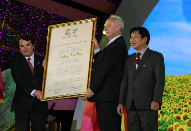 Đại diện UNESCO trao bằng công nhận Khu dự trữ sinh quyển thế giới Lang Biang cho đại diện UBND tỉnh Lâm Đồng tại lễ khai mạc. Ảnh: MAI VINH