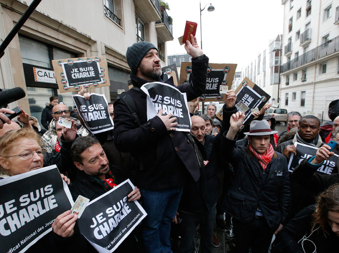 Các nhà báo Pháp tưởng niệm những đồng nghiệp thiệt mạng tại tòa soạn tạp chí Charlie Hebdo sau vụ thảm sát hồi tháng 1 - Ảnh: AP