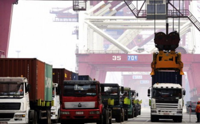 Nhập khẩu Trung Quốc giảm lần thứ 11 liên tiếp, đẩy nền kinh tế nước này đứng trước nguy cơ tiếp tục lao dốc - Ảnh: Reuters