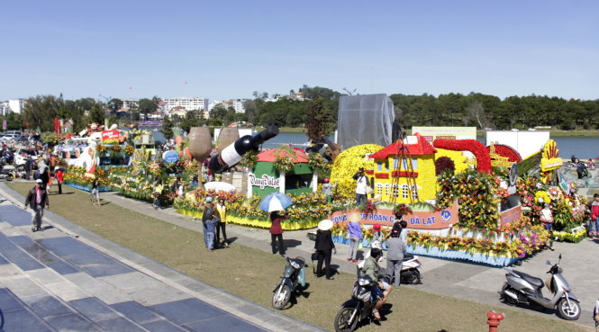 Khu vực xe hoa của người dân và doanh nghiệp trồng hoa thu hút nhiều du khách tới chụp hình lưu niệm - Ảnh: C.Thành