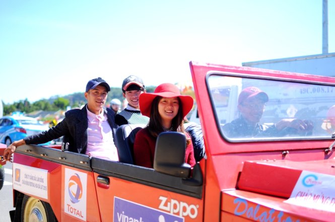 Một nhóm bạn ngồi xe tham quan các công trình, tiểu cảnh tại Festival - Ảnh: Lâm Thiên