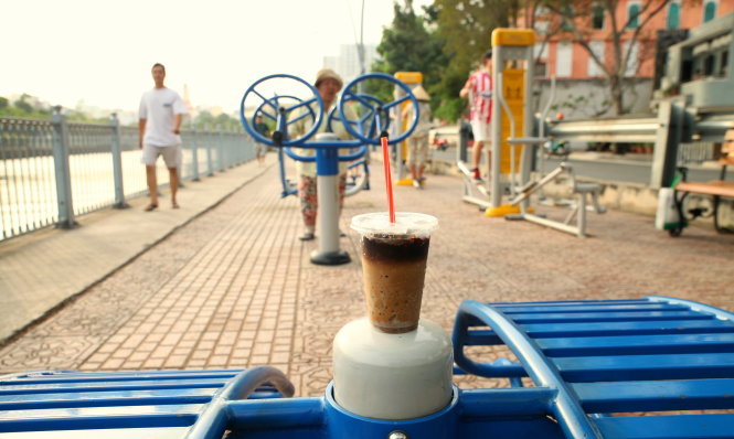Một tác phẩm trong bộ ảnh Sài Gòn qua lăng kính ly cà phê sữa đá