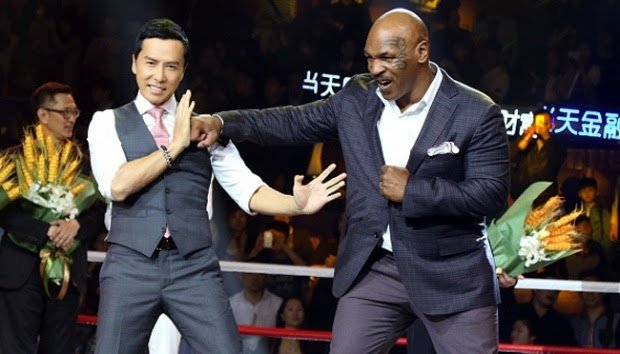 Chân Tử Đan, Mike Tyson đùa giỡn trong sự kiện quảng bá phim Diệp Vấn 3 tại châu Á - Ảnh: Getty.