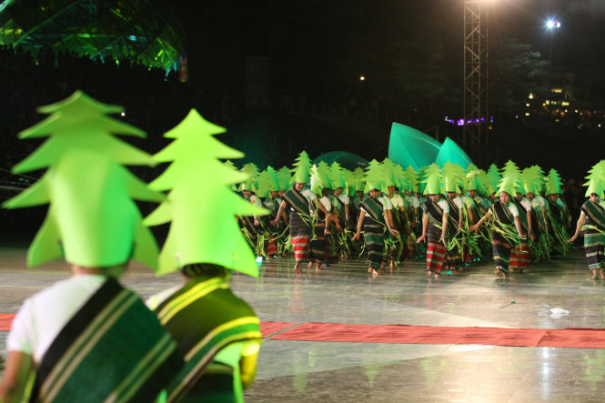 Rừng thông “lên” sân khấu, tái hiện hình ảnh Đà Lạt được bao bọc bởi ngàn thông - Ảnh: Mai Vinh