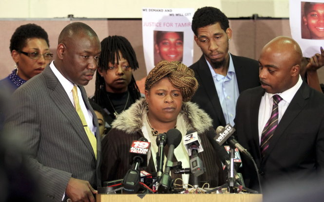 Gia đình cậu bé 12 tuổi Tamir Rice đau đớn lên án quyết định của bồi thẩm đoàn bang Ohio - Ảnh: Reuters